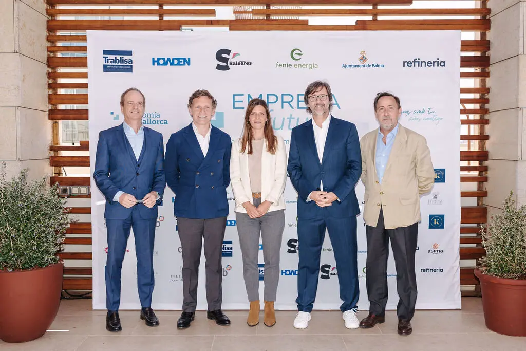 Los representantes de Howden, uno de los patrocinadores principales del evento, junto con el editor de EDM, Tomeu Garcies.
