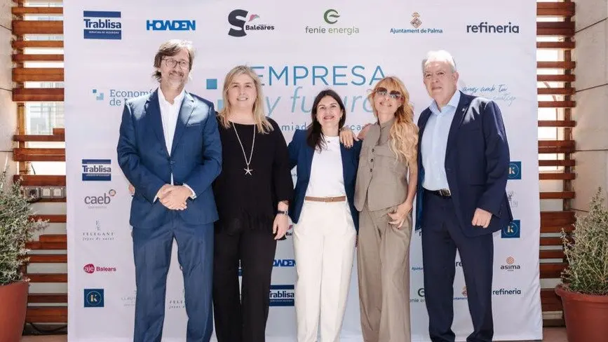 Los editores de EDM, junto con Cayetana Guill&eacute;n Cuervo y los representantes del Ayuntamiento de Palma, Lupe Ferrer y Juan Antonio Tormo.