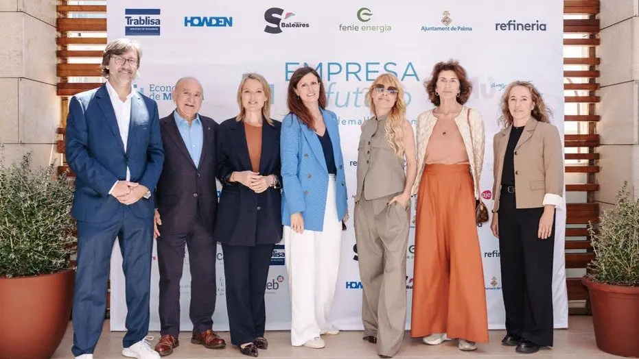El editor de EDM, Tomeu Garcies, junto a una amplia representaci&oacute;n de CAEB y la secretaria auton&oacute;mica de Trabajo, Catalina Teresa Cabrer.