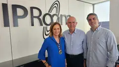 Pedro Tortella en el centro junto a su mujer Maria Jos&eacute; Balb&aacute;s y uno de sus hijos Juan Antonio.