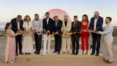 Foto de familia durante la inauguraci&oacute;n. (Meli&aacute; Hotels International)
