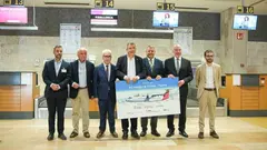 Foto de familia durante el acto inaugural. (Air Nostrum)