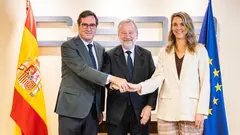  De izquierda a derecha: el presidente de la CEOE, Antonio Garamendi; el presidente de CaixaBank, Tom&aacute;s Muniesa; y la presidenta de Cepyme, &Aacute;ngela de Miguel. (CaixaBank) 