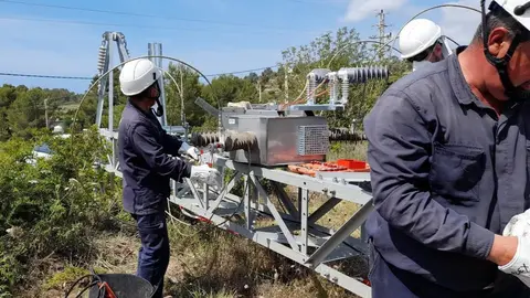 Operarios de Endesa trabajando en la mejora de las lineas.