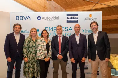 Tom&aacute;s Melgar con los representantes de BBVA y los editores de Economiademallorca.