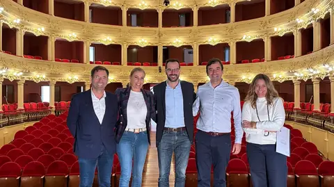Arturo Orfila y Margarita Camps, de la empresa Grimaldi; H&eacute;ctor Pons, alcalde de Mah&oacute;n, Miguel Pardo, de Trasmed y &Agrave;ngela Vall&eacute;s, gerente del Teatre Principal.