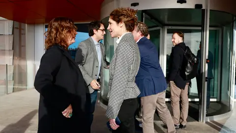 La presidenta, Francina Armengol, conversando con la CEO de Iberostar, Sabina Flux&aacute;.