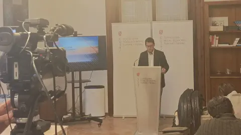 El conseller Negueruela ha presentado las &uacute;ltimas previsiones econ&oacute;micas del Govern.