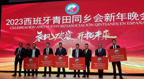 El empresario Fang Ji es el primero por la derecha.