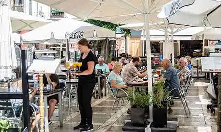 Por sectores, algunos como la hosteler&iacute;a dispararon especialmente sus cifras de contrataci&oacute;n indefinida en 2022. (Archivo) 