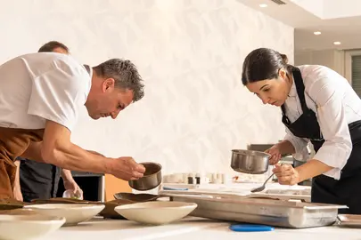 Los chefs Santi Taura e Ic&iacute;ar P&eacute;rez en plena elaboraci&oacute;n de su men&uacute;