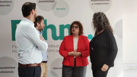 La vicepresidenta de la FEHM con representantes de Enovam y Deixalles.