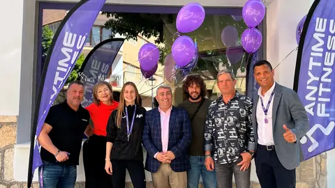 Los responsables del gimnasio con las autoridades locales de Inca.