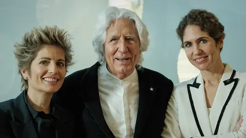 Miguel Flux&aacute; rodeado de sus hijas Gloria y Sabina, que ya gestionan con plenos poderes Iberostar.