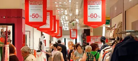  El menor poder adquisitivo de los consumidores, configura un panorama de incertidumbre para la gran campa&ntilde;a de rebajas que se presenta. (Archivo) 