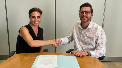 Momento de la firma del acuerdo entre Vox y PP.