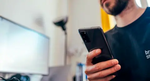  Los dispositivos tendr&aacute;n que mostrar a partir de 2026 un etiquetado con la informaci&oacute;n relevante sobre los componentes y el contenido reciclado y mostrarlo a trav&eacute;s de un c&oacute;digo QR desde 2027. (Archivo) 