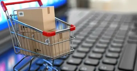  Las compras realizadas desde ordenadores contin&uacute;an en descenso. (Archivo) 