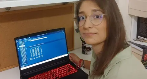  La graduada en Ingenier&iacute;a en Sistemas de Telecomunicaci&oacute;n Roc&iacute;o Sabariego Arenas.  