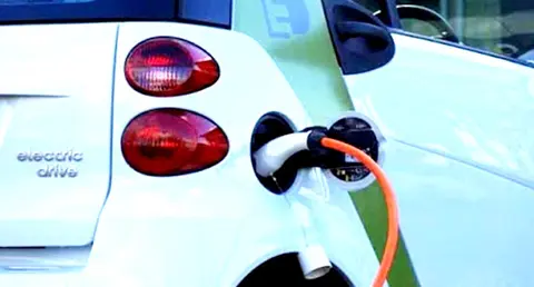  En conjunto, el 12,6% de las matriculaciones de turismos registradas en agosto correspondieron a modelos electrificados. (Archivo) 