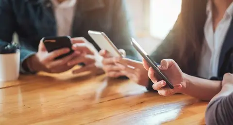  Los padrinos dispondr&aacute;n en la secci&oacute;n &lsquo;Invita a un amigo&rsquo; de su zona privada en la web y la &lsquo;app&rsquo; (Android e iPhone), de un c&oacute;digo individual - que se puede consultar en cualquier momento- que deber&aacute;n compartir con sus amigos y familiares para cada proceso de alta. 