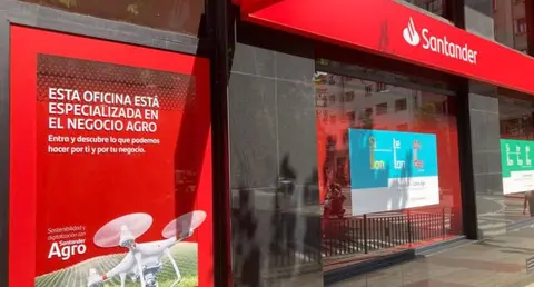 Santander ha continuado reforzando su apuesta por el sector agroalimentario con la remodelaci&oacute;n de sus oficinas y ha alcanzado las 125 sucursales especializadas en el Negocio Agro en Espa&ntilde;a. 