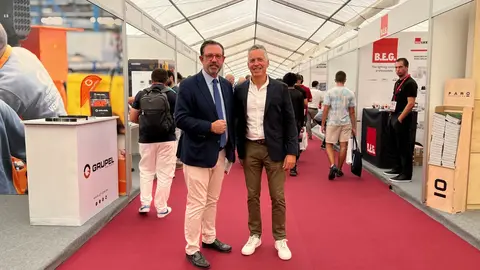 El conseller de Empresa, Empleo y Energ&iacute;a del Govern balear, Alejandro S&aacute;ez de San Pedro, acompa&ntilde;ado 

de Juan Carlos Rossell&oacute;, CEO de Soc&iacute;as y Rossell&oacute;, empresa organizadora y que celebra su 80 aniversario.