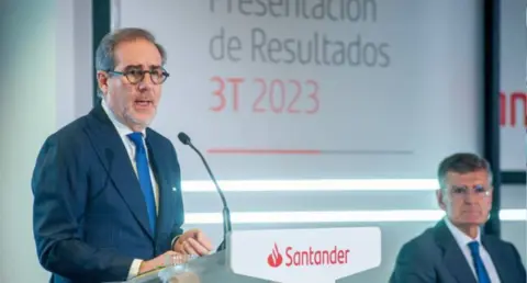  Banco Santander es una de las entidades financieras m&aacute;s destacadas por su apoyo al emprendimiento y a las empresas. 