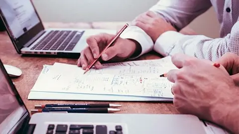  La ministra de Trabajo, Yolanda D&iacute;az, ha convocado el pr&oacute;ximo jueves a los agentes sociales a una reuni&oacute;n para abordar la reducci&oacute;n de jornada laboral hasta las 37 horas y media semanales en 2025. (Archivo) 