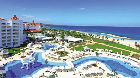  El ministro de Turismo de Jamaica, Hon Edmund Bartlett, se ha reunido con los propietarios del Grupo Pi&ntilde;ero&nbsp;para abordar el estado de su desarrollo tur&iacute;stico. (Archivo) 
