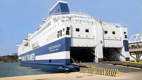 Uno de los barcos de Trasmed en operaci&oacute;n de carga