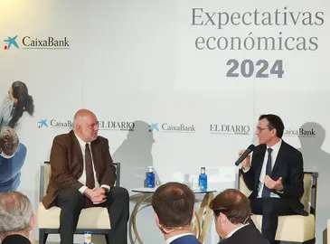  El director de Planificaci&oacute;n Estrat&eacute;gica y Estudios de Caixabank, Enric Fern&aacute;ndez, a la derecha, durante su intervenci&oacute;n. 