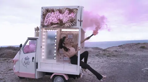  Meedea Bozdoc abri&oacute; su negocio Glitter Truck con la financiaci&oacute;n de MicroBank. 