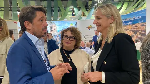 Maria Frontera y Maria Jos&eacute; Aguil&oacute; de la FEHM con el presidente de CEHAT, Jorge Marichal.