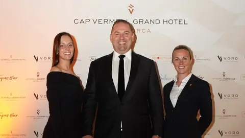 Toni Mir, CEO de Cap Vermell, junto a sus hijas mayores, Mar&iacute;a y Carol Mir.