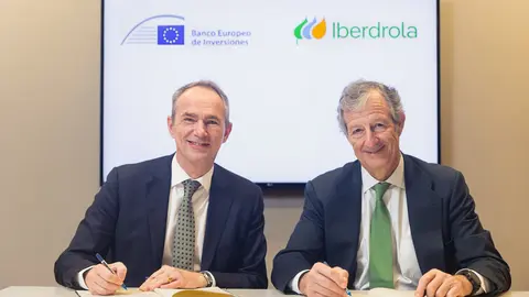  Jean-Christophe Laloux, director general de Operaciones para la UE del BEI, y Jos&eacute; Sainz Armada, director de Finanzas, Control y Desarrollo Corporativo de Iberdrola. 