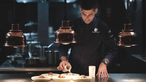 El chef Andreu Genestra trabajando en la cocina de su restaurante en Zo&euml;try.