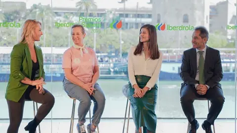 Antonio Fern&aacute;ndez, delegado institucional en Andaluc&iacute;a de Iberdrola; Laura Gil, responsable de patrocinios en Iberdrola; Rosa Lobato del Club de Remo Algeciras y Lydia Valent&iacute;n, embajadora ol&iacute;mpica de Iberdrola. 