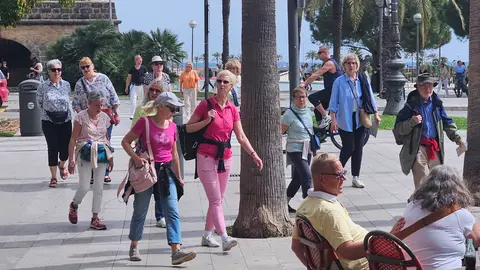 Turistas paseando por el centro de Palma.