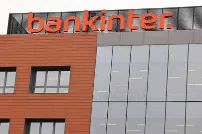  En cuanto a los distintos lugares en los que opera el banco, Espa&ntilde;a aporta la mayor actividad. (Archivo) 