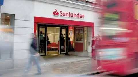  Las operaciones y los sistemas de Santander no est&aacute;n afectados y los clientes pueden seguir operando con seguridad. (Archivo) 