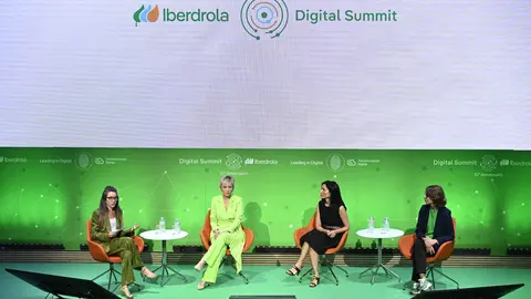  Mesa redonda de la d&eacute;cima edici&oacute;n del Digital Summit de Iberdrola. 