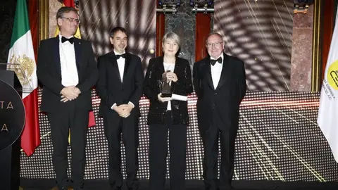 Carmen Riu recibi&oacute; el premio de manos de Antonio Basagoiti, presidente de la CAMESCOM; Juan Duarte, Embajador de Espa&ntilde;a en M&eacute;xico; y Jos&eacute; Luis Bonet, presidente de la C&aacute;mara de Comercio de Espa&ntilde;a.