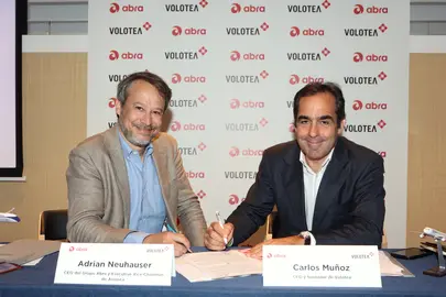  El CEO y fundador de Volotea, Carlos Mu&ntilde;oz (derecha), y el CEO del Grupo Abra, Adrian Neuhauser, han explicado este martes en rueda de prensa los detalles de este acuerdo. 