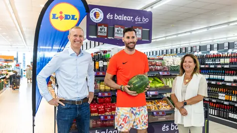 Imagen de la visita de Rudy Fern&aacute;ndez a Lidl.