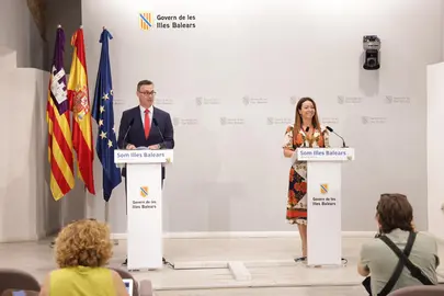 Imagen de la comparecencia de la antigua consejera, Marta Vidal, junto al nuevo consejero de Vivienda, Jos&eacute; Luis Mateo.