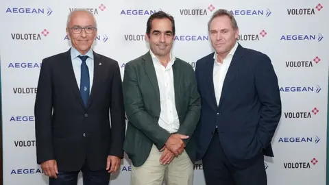  De izquierda a derecha, Dimitris Gerogiannis, CEO de Aegean Airlines; Carlos Mu&ntilde;oz, CEO y fundador de Volotea, y Eftichios Vassilakis, presidente de Aegean Airlines. 