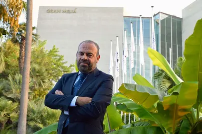 El CEO de Meli&agrave;, Gabriel Escarrer ante el nuevo hotel en Barcelona.