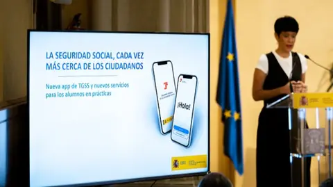  Elma Saiz presenta la nueva app. (Foto extra&iacute;da del Ministerio de Inclusi&oacute;n, Seguridad Social y Migraciones) 