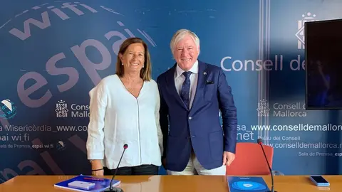 El conseller de Turismo Jos&eacute; Marcial Rodriguez y la directora general, Clara del Moral.